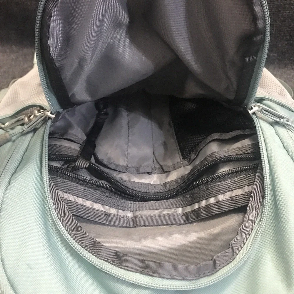 The North Face NF0A3KVA Vault 26L Backpack FlexVent System Teal &‎ Gray Daypack